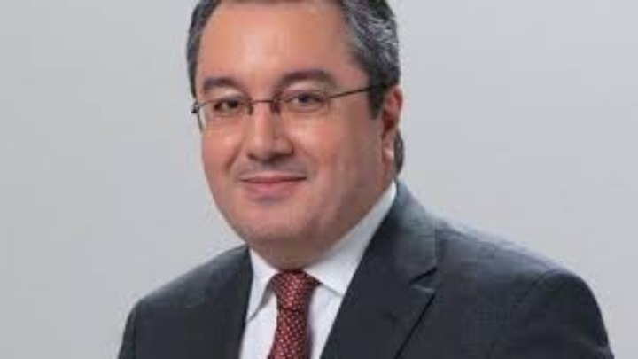 Μόσιαλος: «Να φοράμε μάσκες σε όλους τους χώρους συναναστροφής με ανθρώπους»