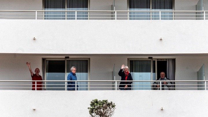 Στη Μαγιόρκα, οι αστυνομικοί τραγουδούν στους κατοίκους που βρίσκονται σε καραντίνα και το βίντεο γίνεται viral