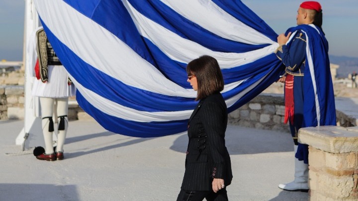 Στην τελετή έπαρσης της σημαίας στην Ακρόπολη η ΠτΔ