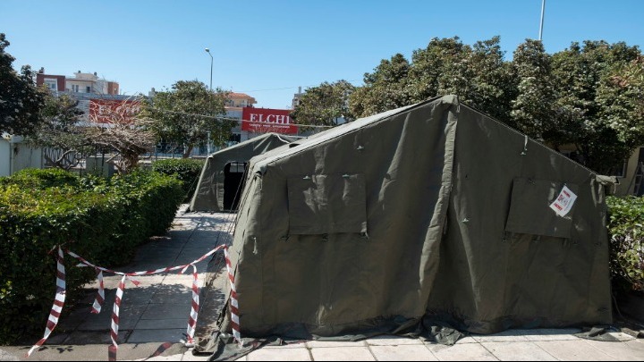 Στρατιωτικές σκηνές για την υποδοχή εμπύρετων ασθενών στο νοσοκομείο Αγίου Παύλου