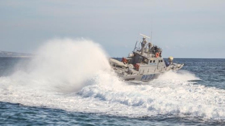 Συνεχίζεται επιχείρηση κυπριακής λιμενικής αστυνομίας για αποτροπή βάρκας με μετανάστες να εισέλθει στα χωρικά ύδατα Κύπρου