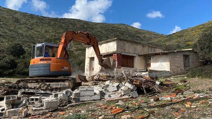 Το ΥΠΕΝ ξεκίνησε την κατεδάφιση αυθαίρετων από τη Μακρόνησο