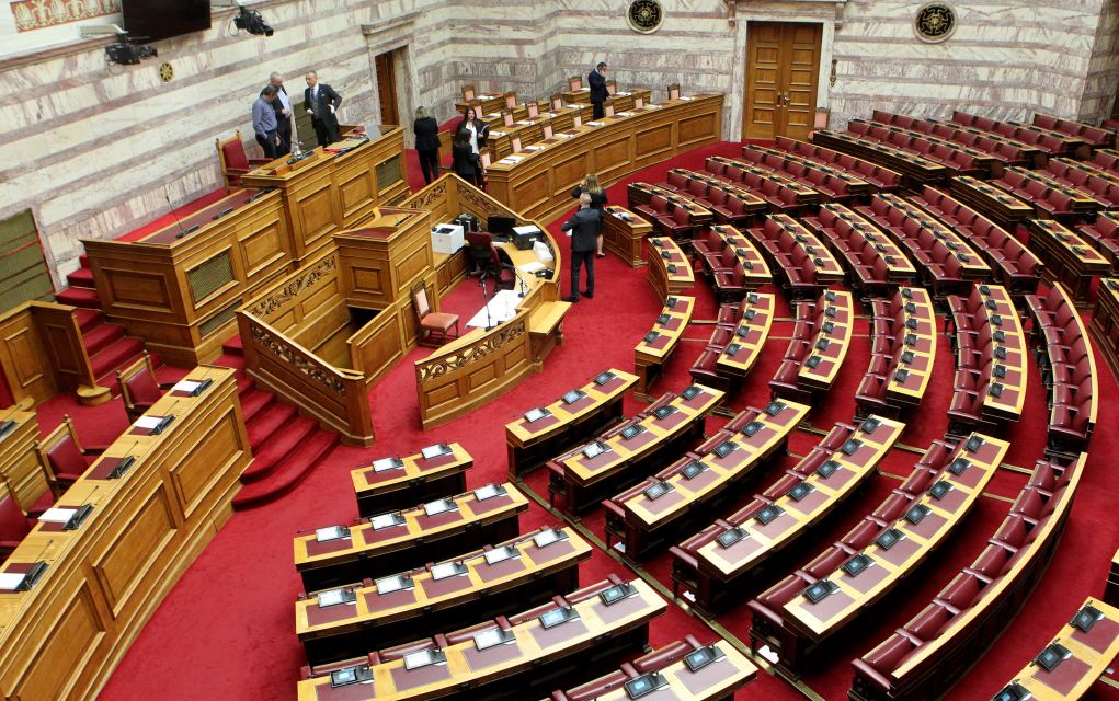 Βουλή: Νέες μειώσεις συνεδριάσεων