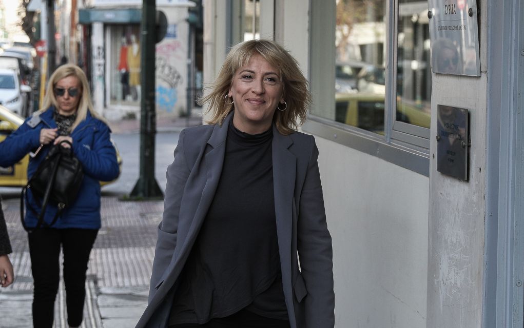 Δούρου για Χατζηδάκη: «Διεκδικεί τα πρωτεία Σκοιλ Ελικίκου»