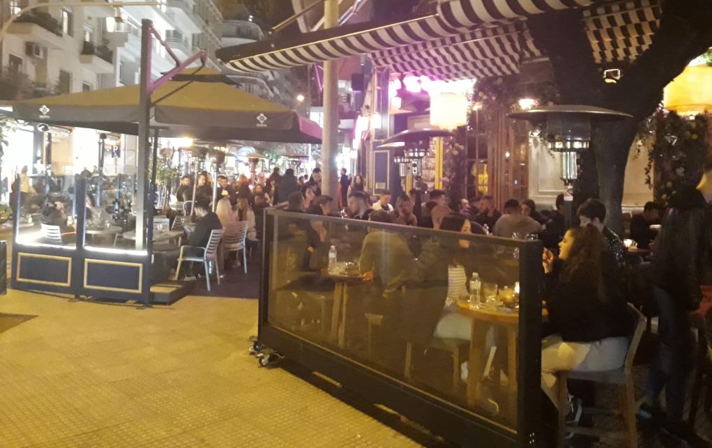 Θεσσαλονίκη: Χαμός στα καφέ πριν το «λουκέτο» (pics)
