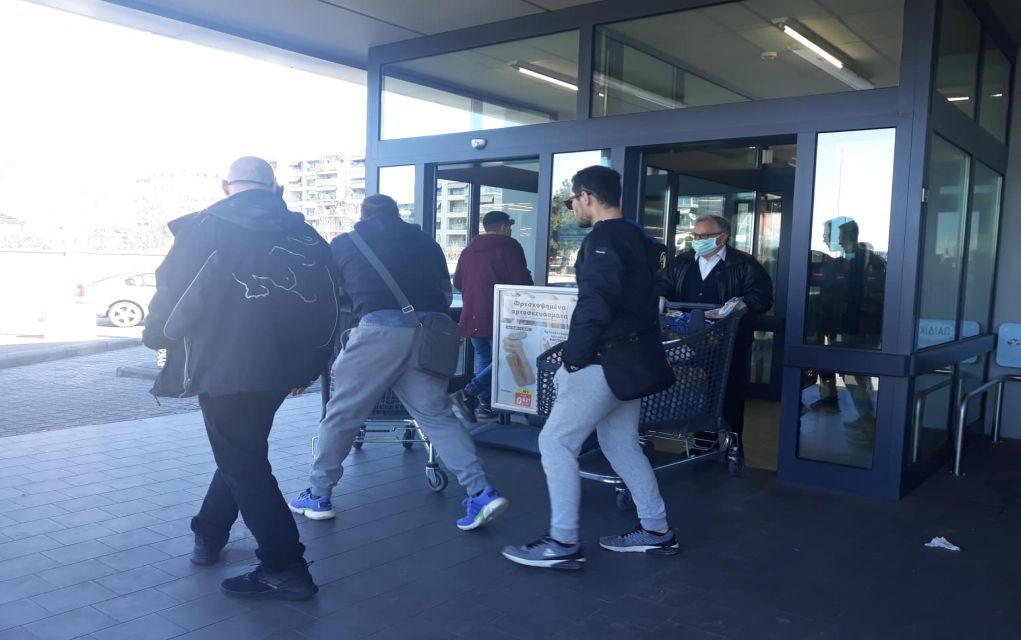 Θεσσαλονίκη: Ξεκίνησαν τα μέτρα στα σούπερ μάρκετ (pics)