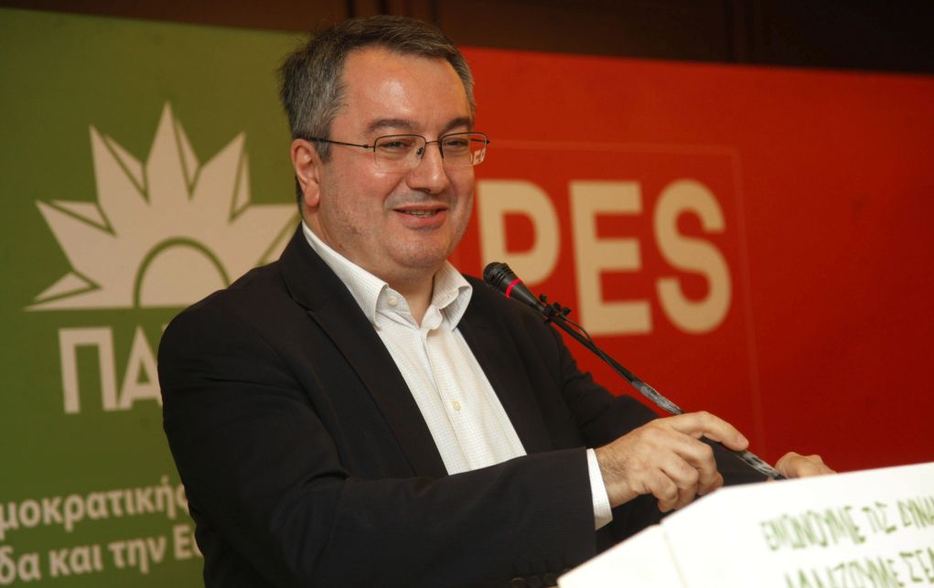 Μόσιαλος: “Το 10% ως 25% των εμβολιασθέντων μπορεί να μεταδώσει ακόμα τον Covid-19”