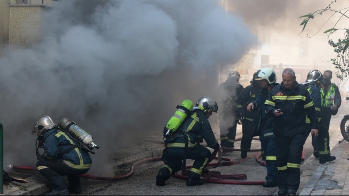 Ένας νεκρός από φωτιά σε ημιυπόγειο διαμέρισμα στην Καλαμαριά