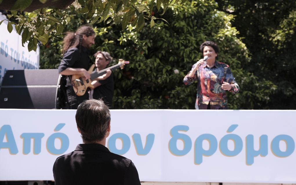 Ο πρωθυπουργός απολαμβάνει την κινητή συναυλία της Πρωτοψάλτη (pics)