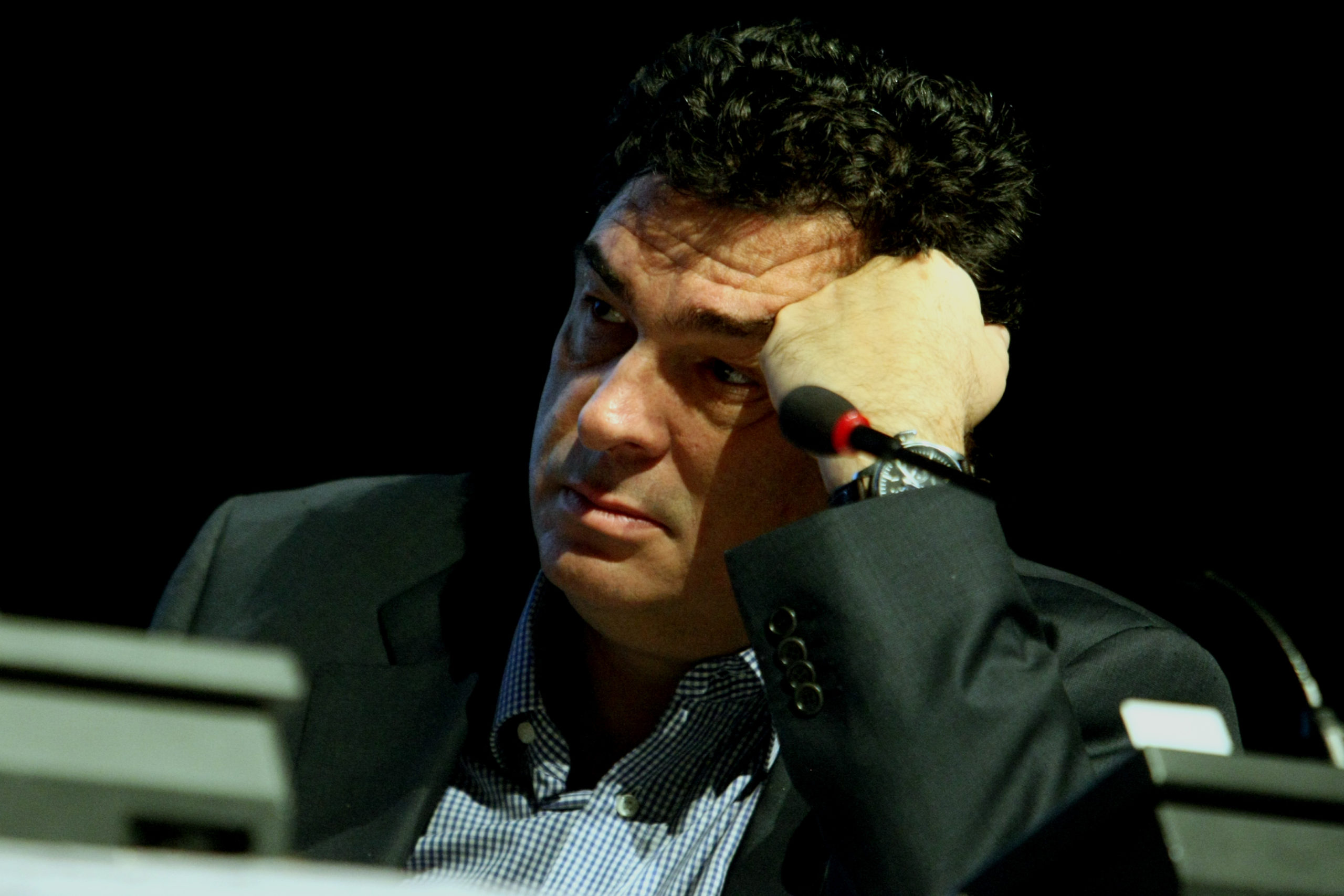 Αλέξης Παπαχελάς: Γράφει για την εμπειρία του στη ΜΕΘ
