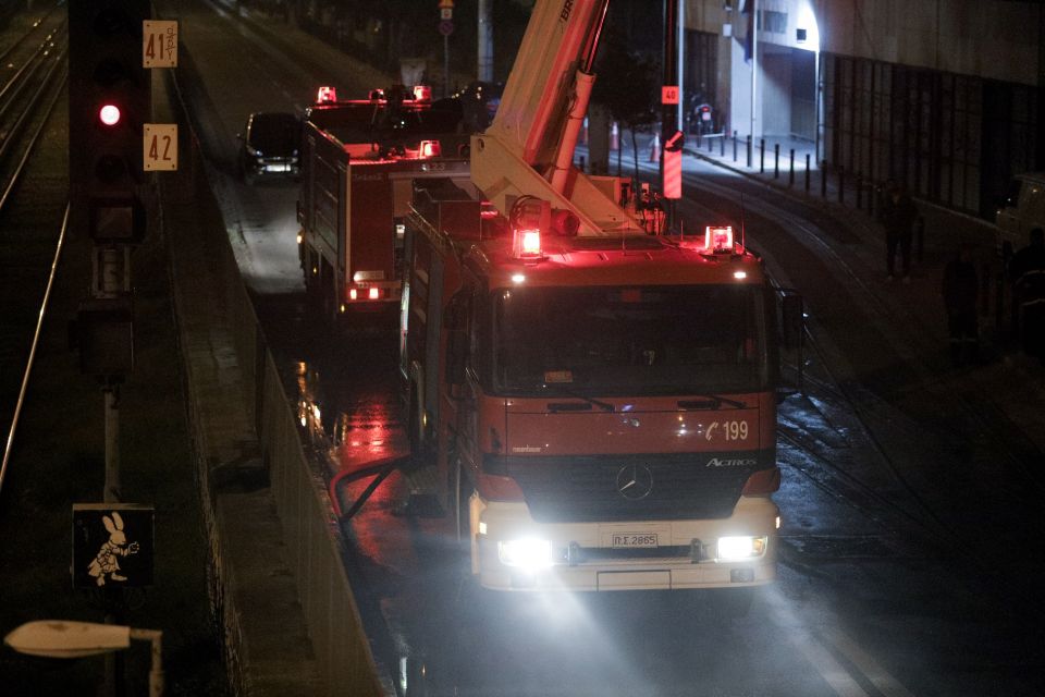 Θεσσαλονίκη: Έβγαιναν καπνοί από κλειστό μαγαζί στην Τσιμισκή (vid)