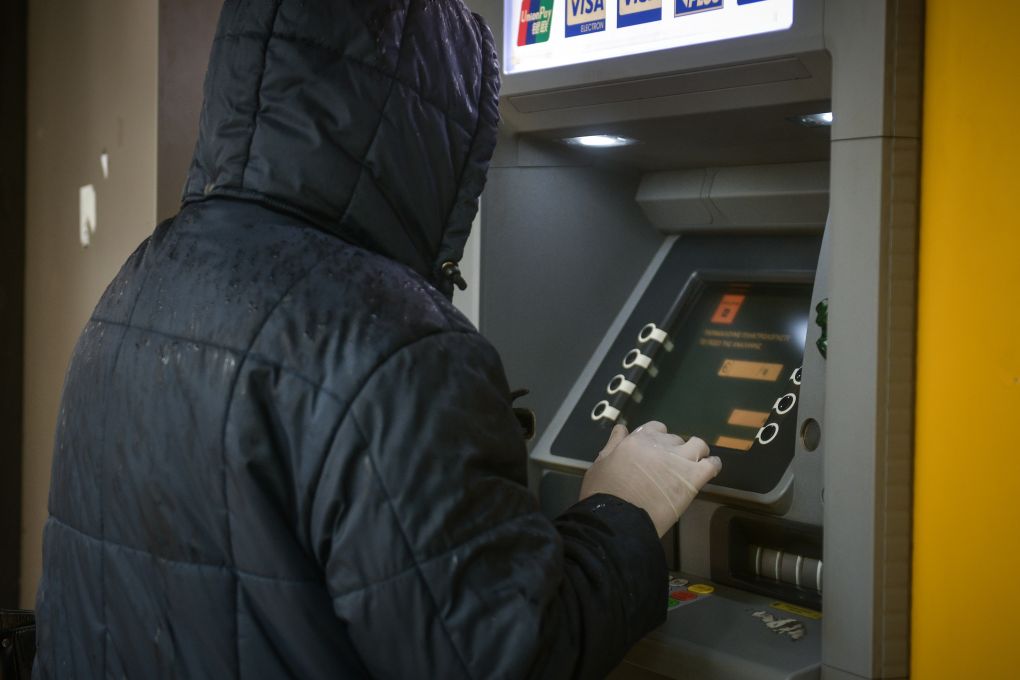 Καταβάλλονται από σήμερα τα 800 ευρώ στους δικαιούχους