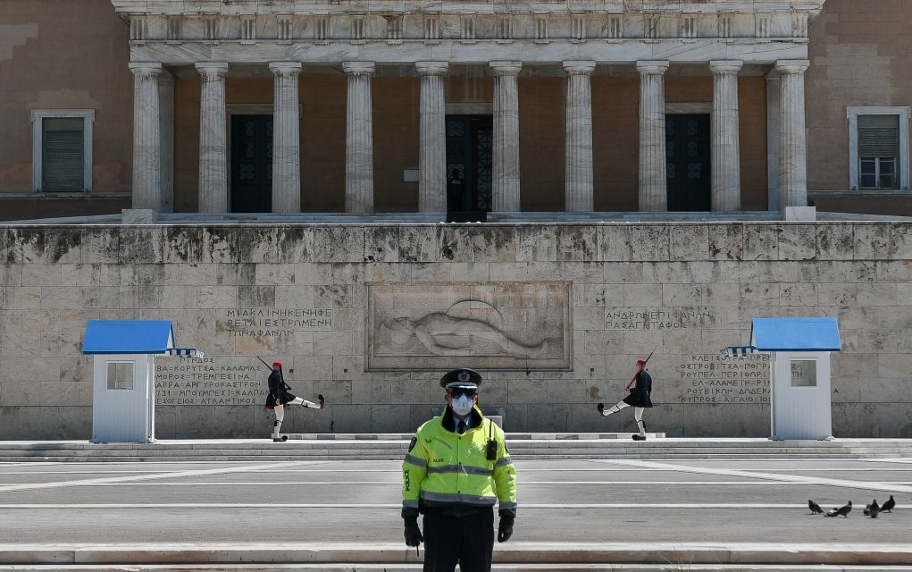 Ο κορονοϊός, οι εύζωνες και τα πρόστιμα