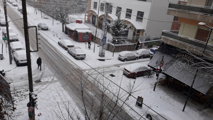 Χιονίζει σε ορεινές περιοχές του νομού Λάρισας – Μηχανήματα της Περιφέρειας Θεσσαλίας είναι σε ετοιμότητα