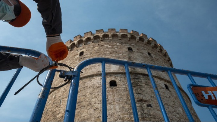 Ελάχιστος κόσμος το πρωί στη Νέα Παραλία – Από το μεσημέρι ξεκινούν τα πρόστιμα μετά το «λουκέτο»