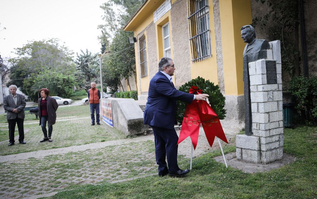 Κατάθεση στεφάνου αντιπροσωπείας του ΚΚΕ για τα θύματα της δικτατορίας (vd)
