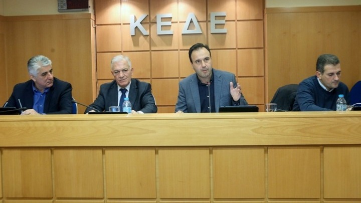Να συνεισφέρουν οικονομικά στην στήριξη του αγώνα κατά του κορονοιού καλεί τους δημάρχους η ΚΕΔΕ