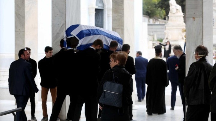 Το τελευταίο αντίο στον Μανώλη Γλέζο – Μεσίστια η σημαία