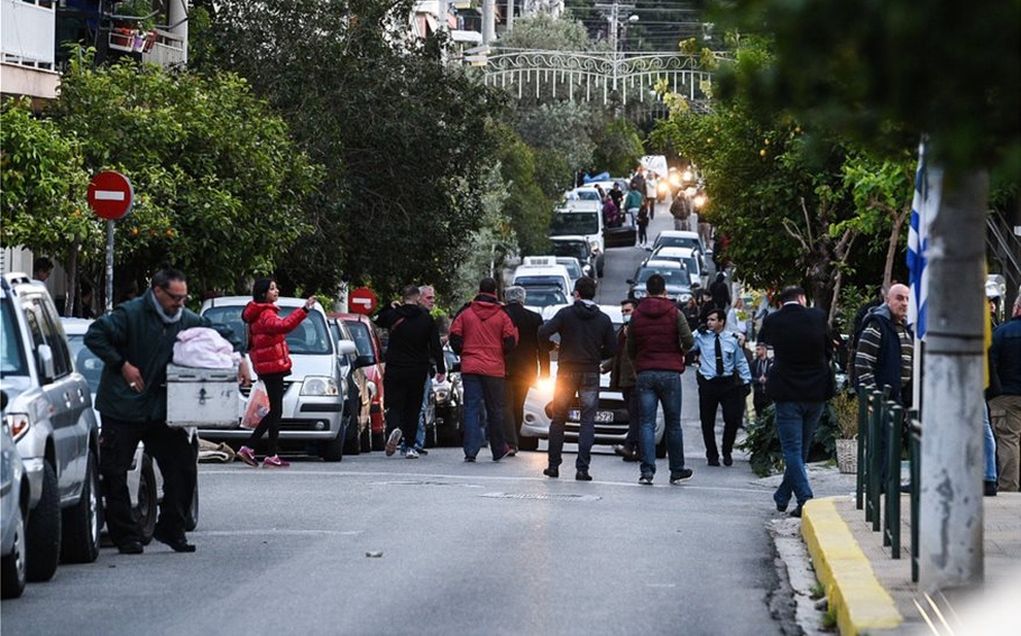 Κορυδαλλός: Ένταση με Χρυσαυγίτες έξω από εκκλησία (vd)