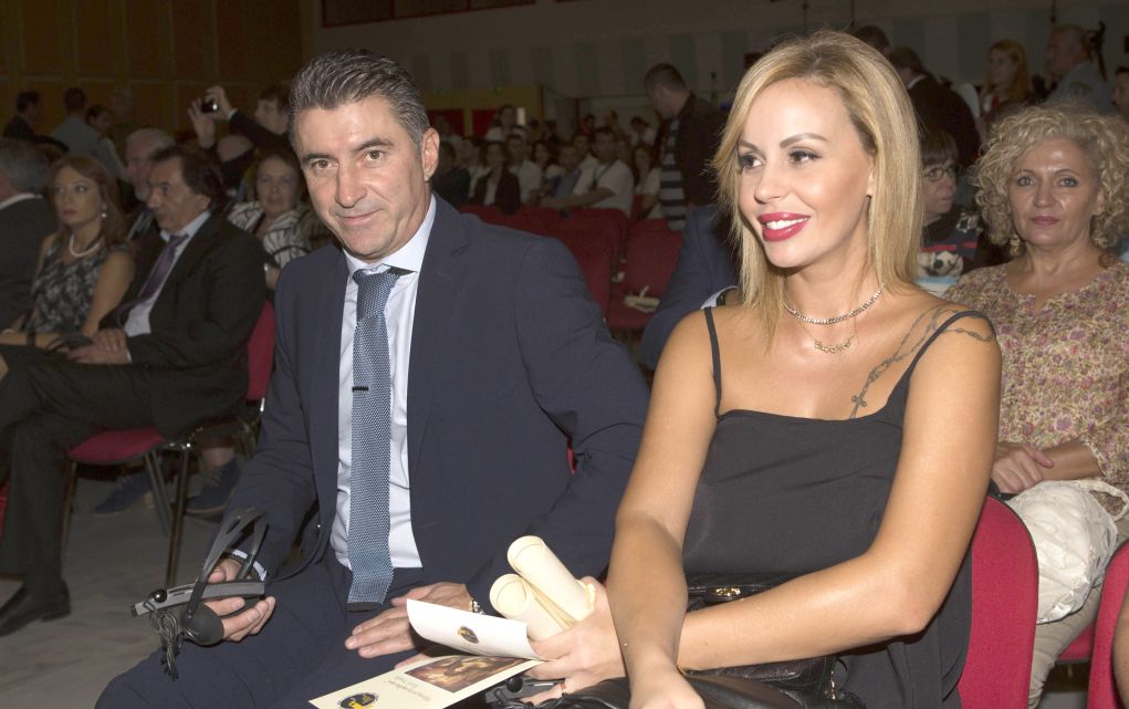 Η Ιωάννα Λίλη κουρεύει τον Ζαγοράκη εν μέσω καραντίνας (pic)