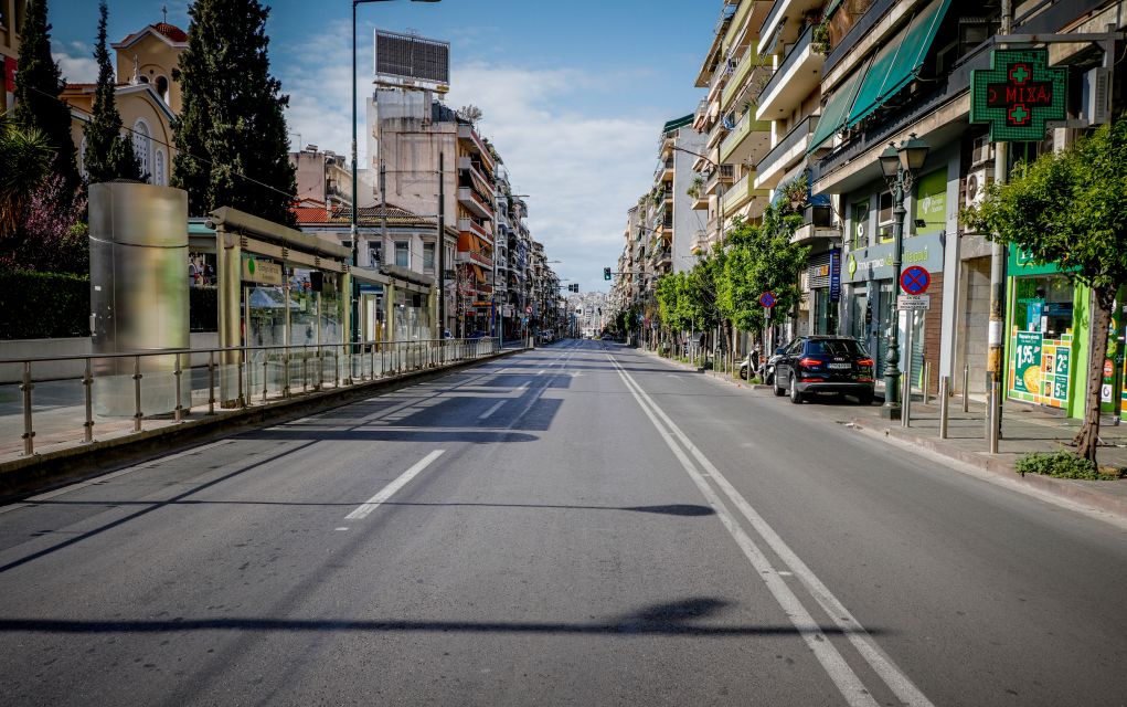 Δήμος Πειραιά: Τοποθετεί ταΐστρες και ποτίστρες για τα αδέσποτα