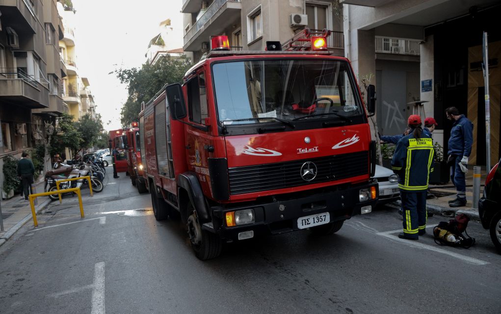 Πλατεία Βάθης: Φωτιά σε διαμέρισμα πολυκατοικίας – Απεγκλωβίστηκαν 7 άτομα