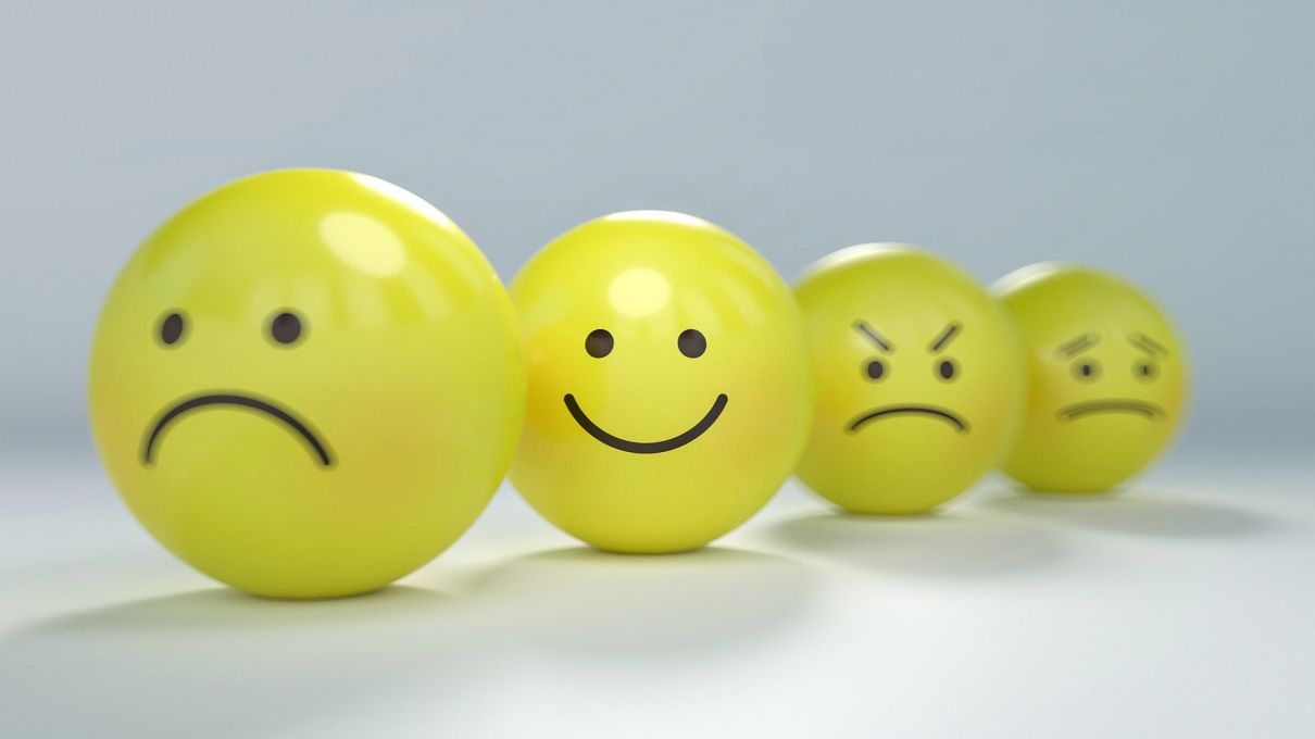 Τα emojis φορούν μάσκα για τον κορονοϊό