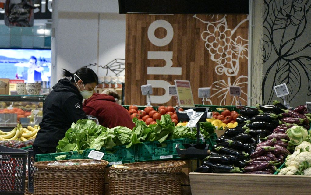Έρευνα: Μείωση 55% των επισκέψεων για αγορές τροφίμων