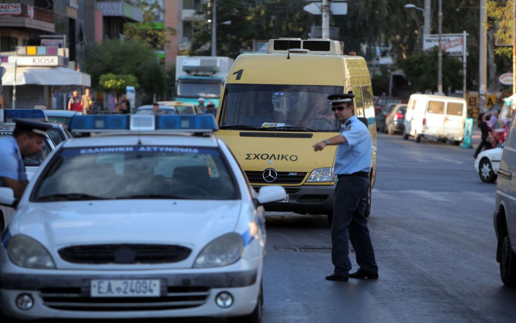 Λαμία: ΙΧ παραβίασε STOP και χτύπησε σχολικό λεωφορείο (pics)