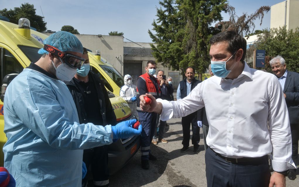 Επίσκεψη Τσίπρα στο συντονιστικό κέντρο του ΕΚΑΒ
