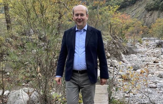 Χατζηδάκης: «Από τη μια πλευρά υπάρχει η ΝΔ και από την άλλη ένα τοπίο στην ομίχλη»