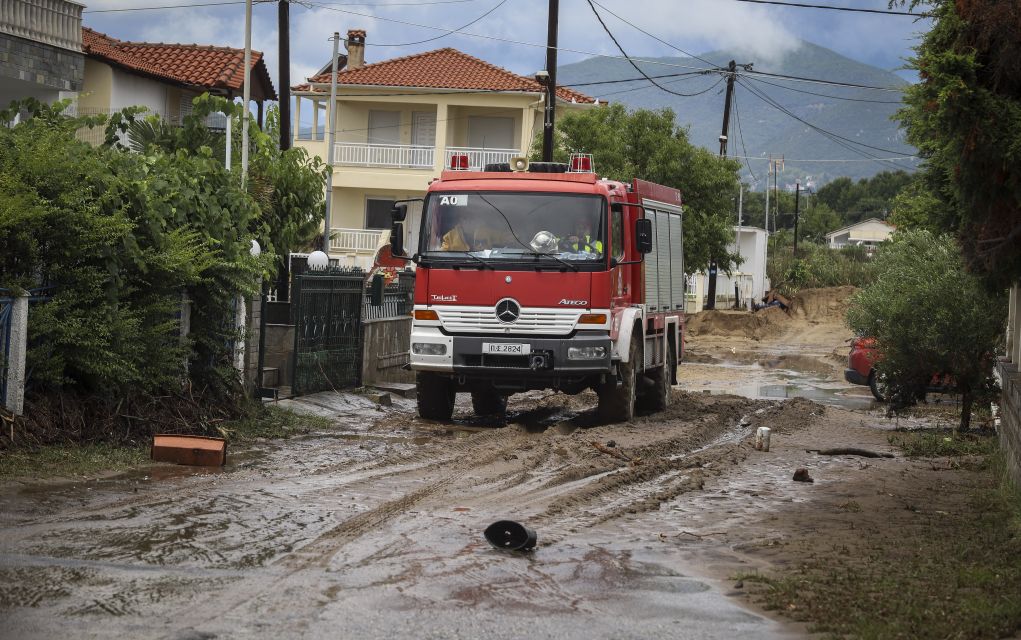 Θεσσαλονίκη: Απεγκλωβισμός οδηγού που παρασύρθηκε από ορμητικά νερά