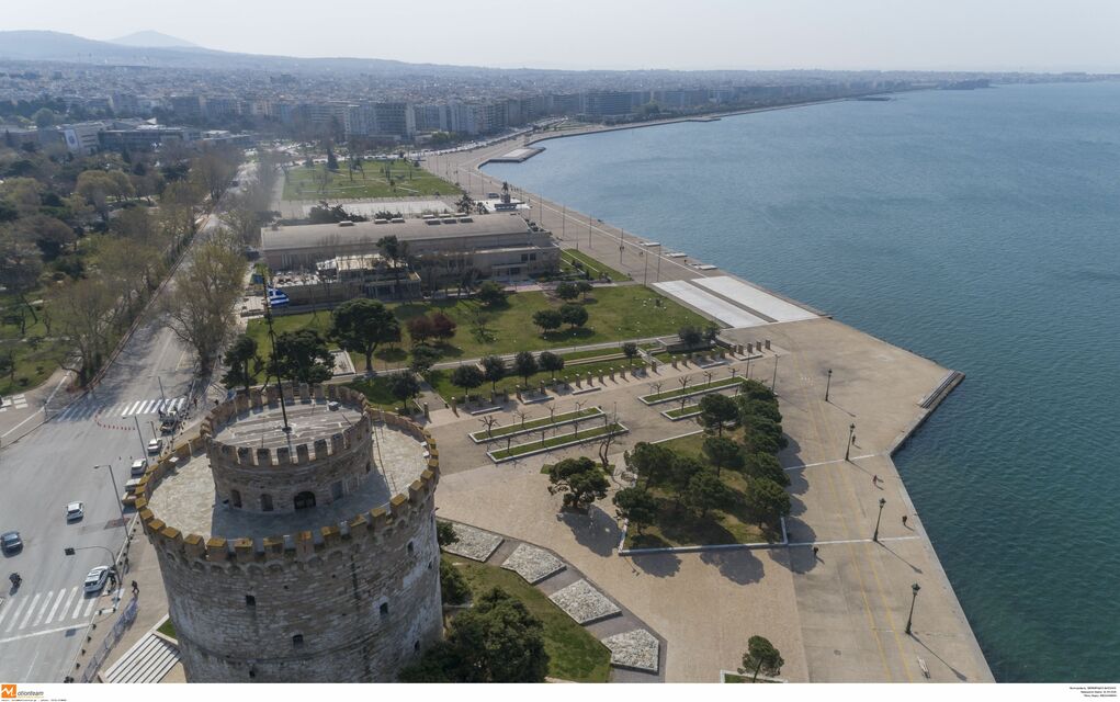 Διαμαρτυρία με άδειες καρέκλες στον Λευκό Πύργο!