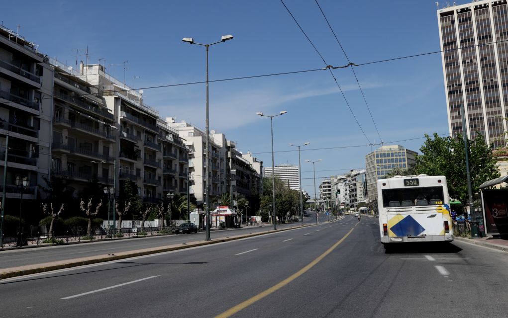 Πυκνώνουν τα δρομολόγια στα ΜΜΜ – Υποχρεωτική η χρήση μάσκας