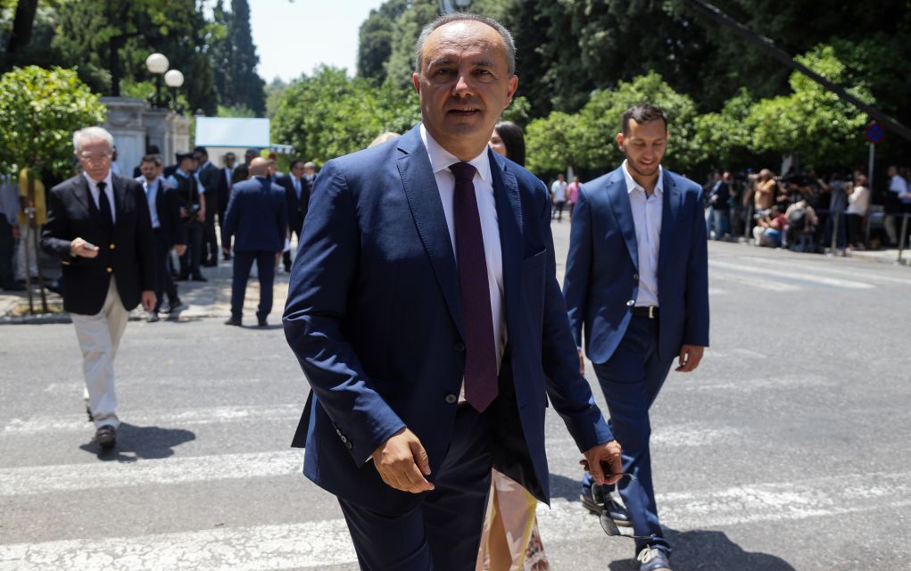 Ο Θ. Καράογλου ψάλει τον εθνικό ύμνο στην Αλεξανδρούπολη (vd)