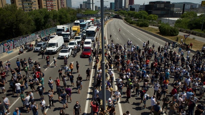 Βαρκελώνη: Χαμός έξω από το εργοστάσιο της Nissan