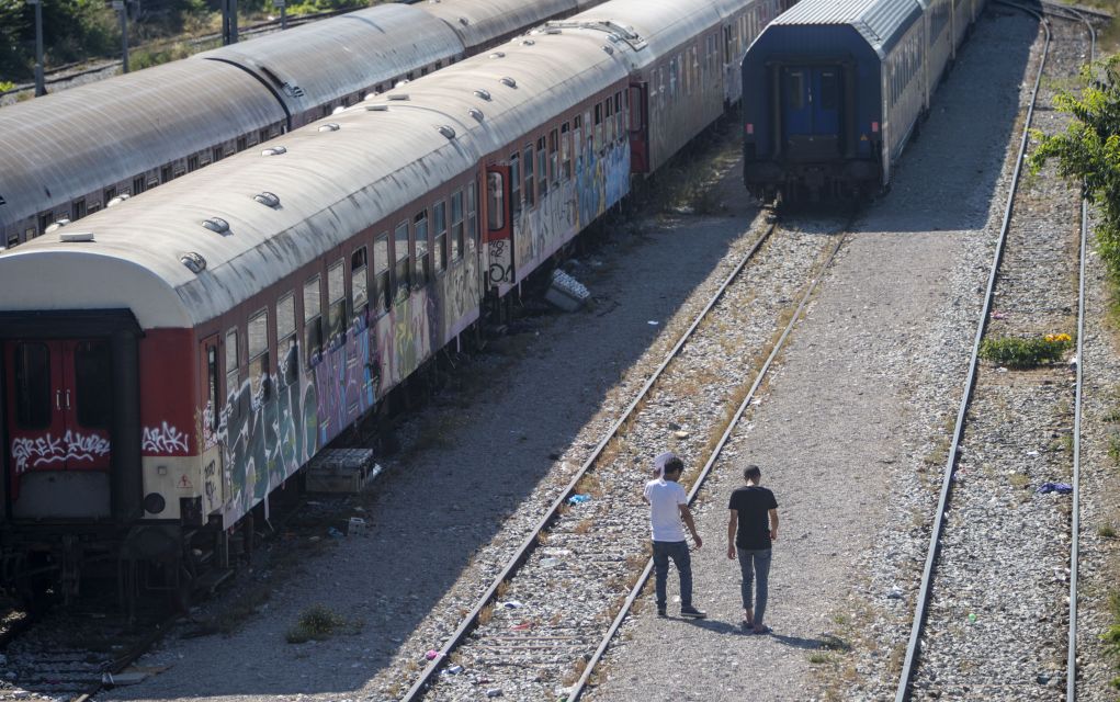 Θεσσαλονίκη: Μετανάστες αναζητούν καταφύγιο σε βαγόνια του ΟΣΕ