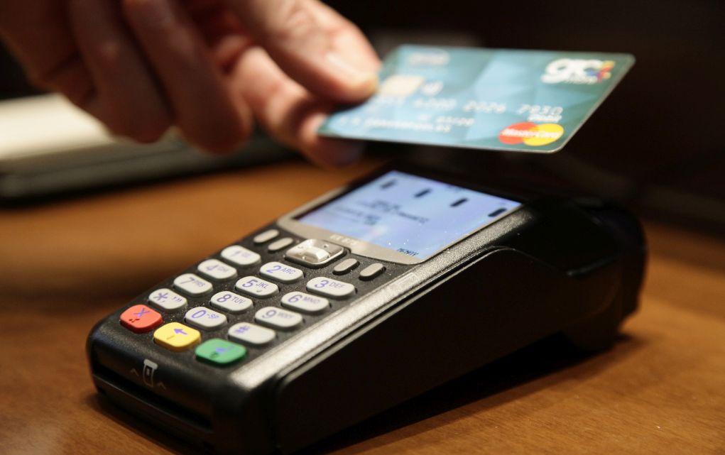 Ανέπαφες συναλλαγές χωρίς PIN: Παραμένει το αυξημένο όριο