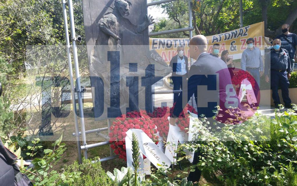 ΕΚΘ: Κατάθεση στεφάνων στο μνημείο του εργάτη