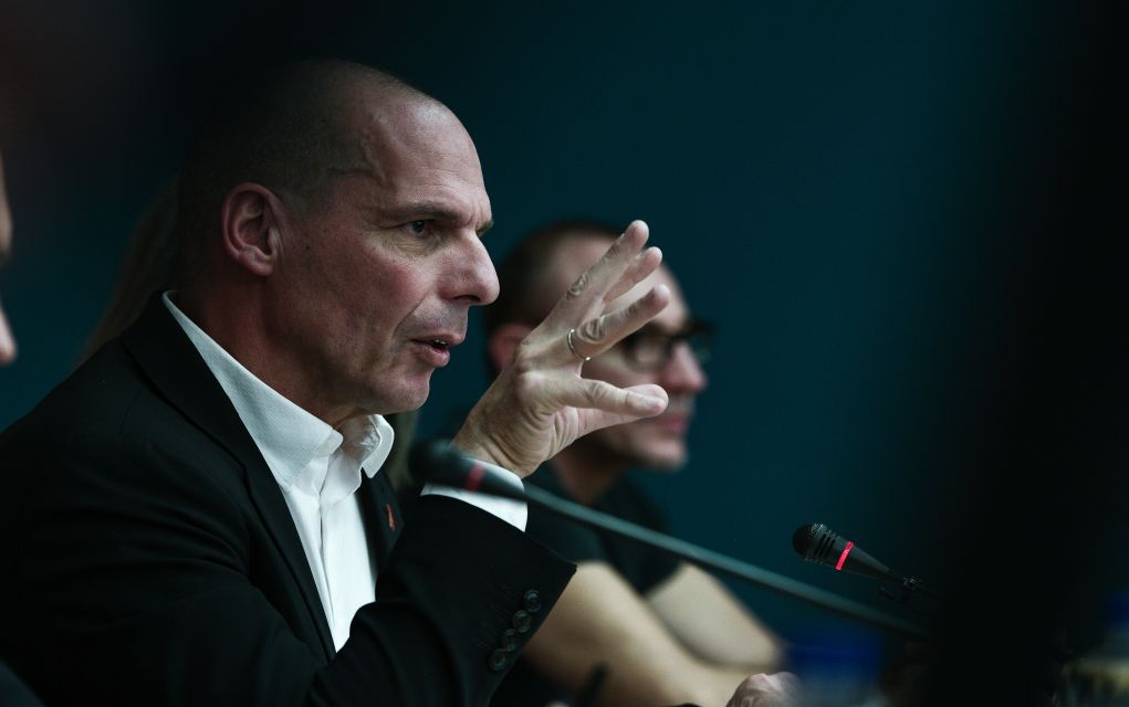 Βαρουφάκης: Ύφεση 15% τον Μάρτιο του 2021