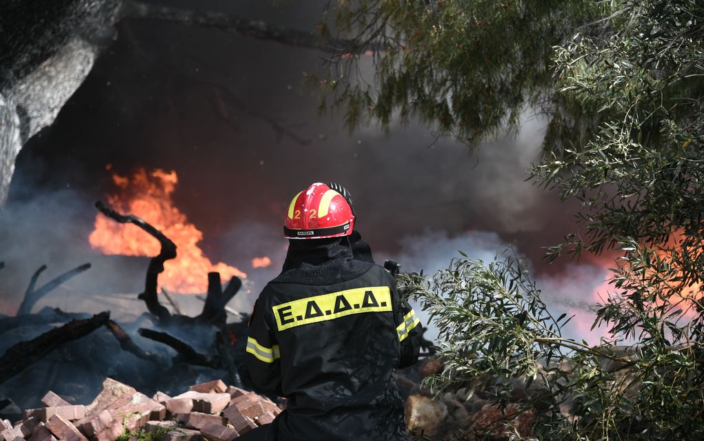 Θεσσαλονίκη – ΤΩΡΑ: Φωτιά σε εγκαταλελειμμένο κτίριο στο Στρατόπεδο Καράτασου