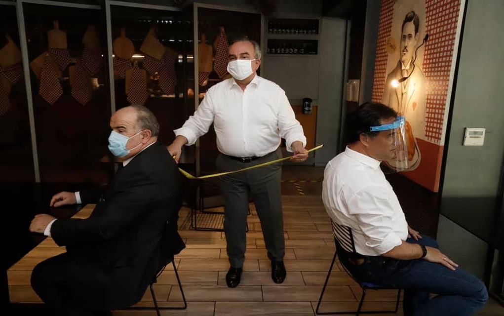 Ο Άδωνις πήρε μεζούρα… και μετράει αποστάσεις (pics)