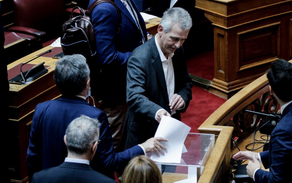 Βουλή: Ευτράπελο με την ψήφο Καλογιάννη