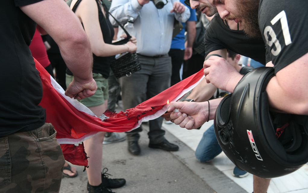 Το ΥΠΕΞ καταδικάζει το κάψιμο της τουρκικής σημαίας