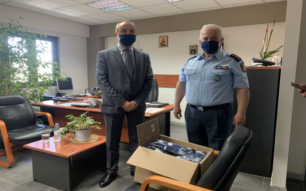 Θ.Καράογλου: Παρέδωσε μάσκες στην τροχαία της Θεσσαλονίκης (vd)