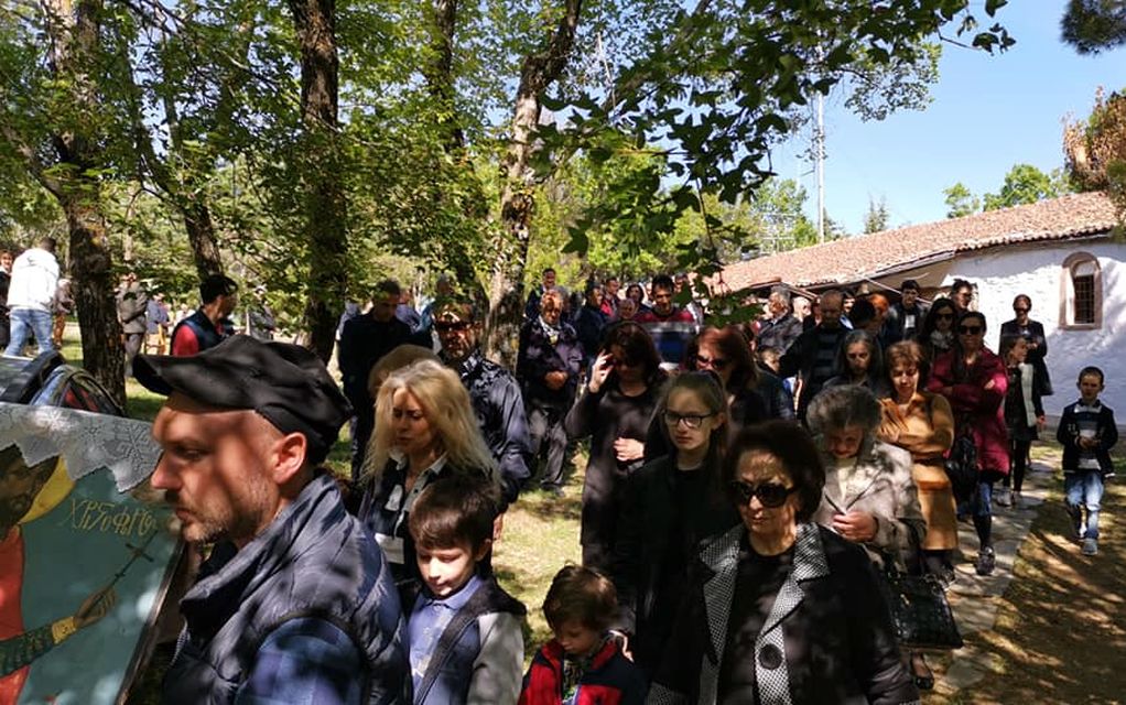 Σιάτιστα: Παραβίαση των μέτρων απόστασης κατά τη διάρκεια λιτανείας εικόνας (vd)