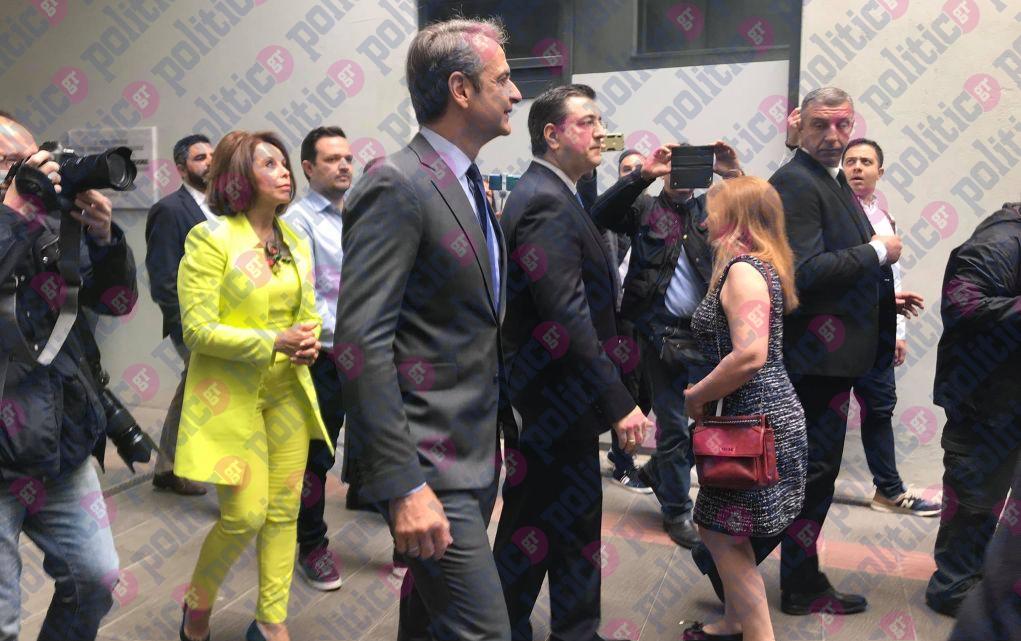 Τα δώρα της ΠΚΜ σε Μητσοτάκη και ο… διαιτητής Τζιτζικώστας