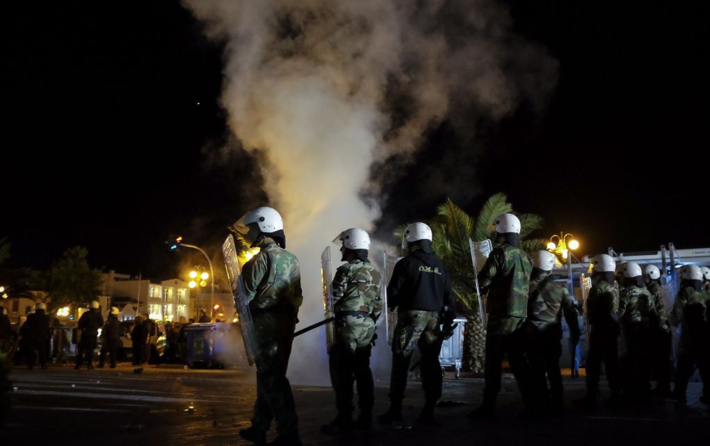 Θεσσαλονίκη: Επεισόδια με τα ΜΑΤ κατά την εκκένωση πλατείας (pics&vd)