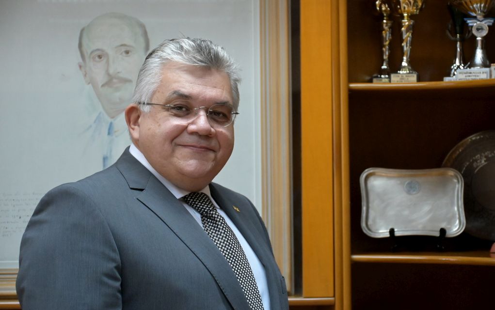 Θεσσαλονίκη: Αυτά είναι τα κηδειόχαρτα για τον Πρύτανη του ΑΠΘ στο κέντρο της πόλης (pic & vid)