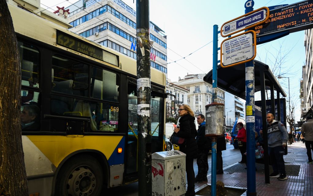 Προεξοχές σε 156 στάσεις για την πρόσβαση των ΑμεΑ